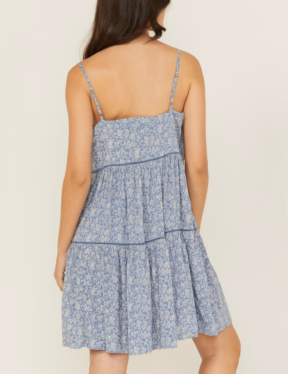 Vestido corto sin mangas estratificado con estampado floral