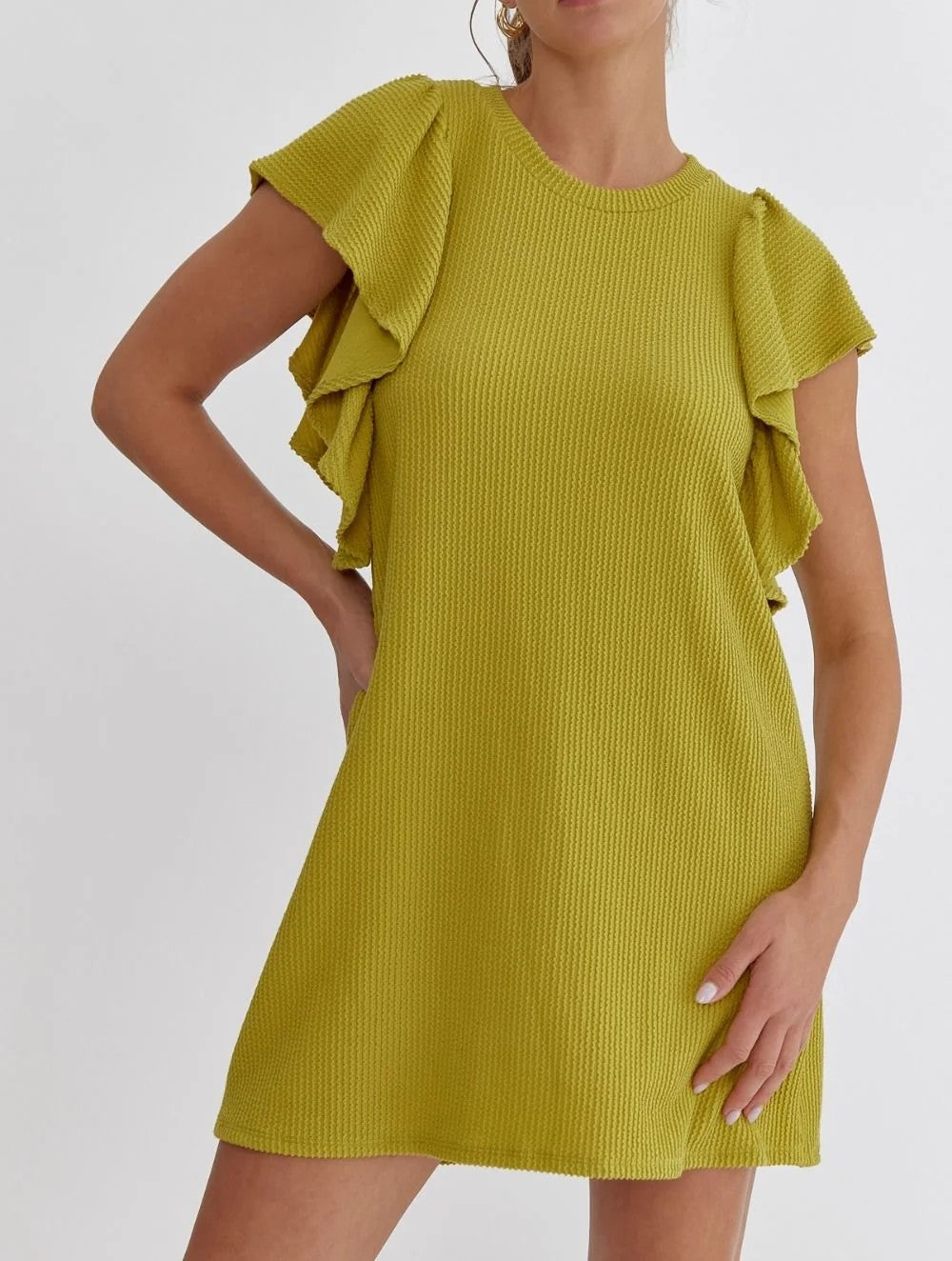 Vestido corto recto de canalé cuello redondo con mangas de volante