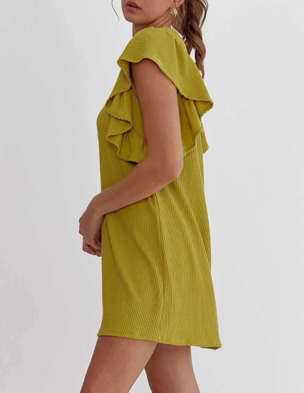 Vestido corto recto de canalé cuello redondo con mangas de volante