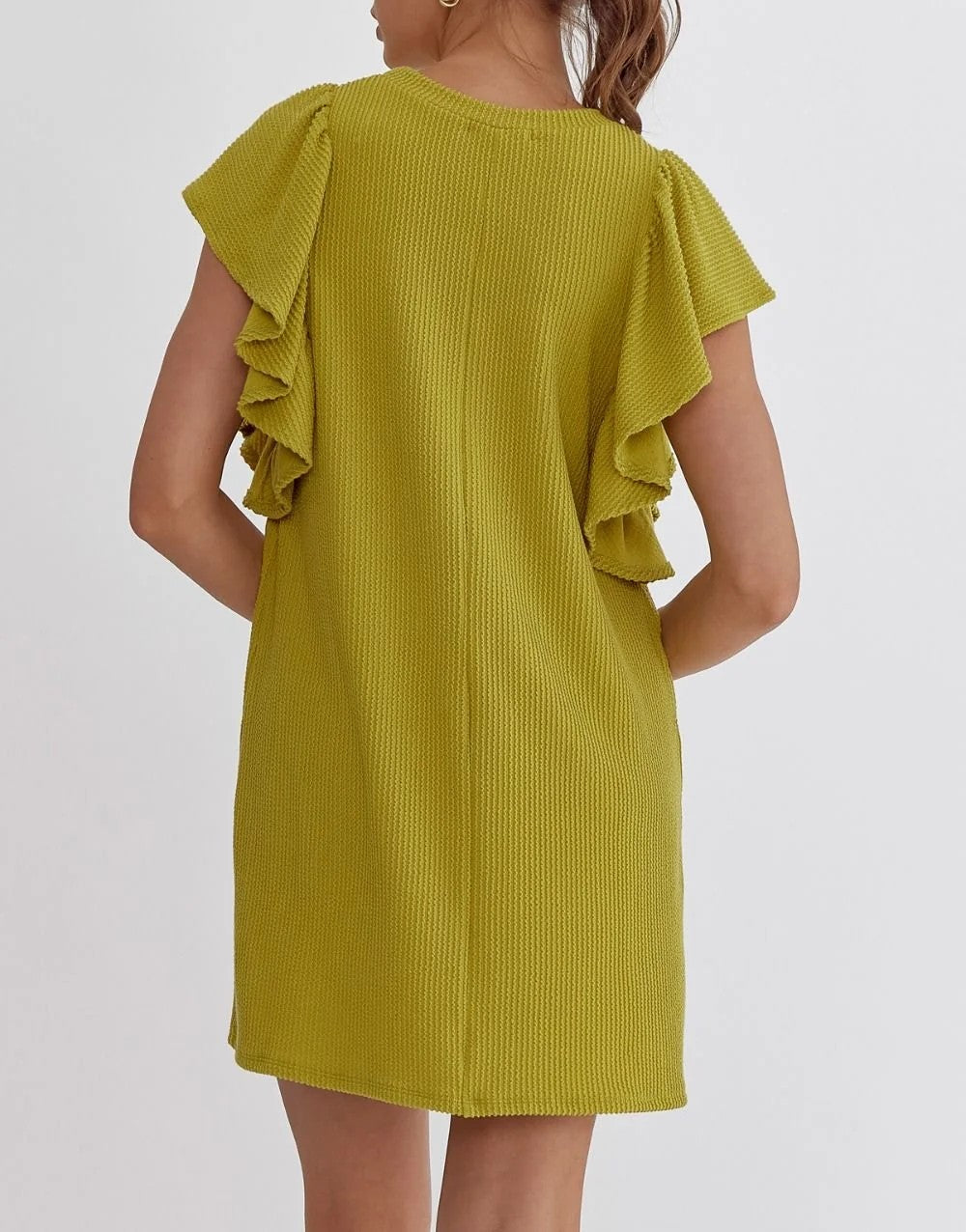 Vestido corto recto de canalé cuello redondo con mangas de volante