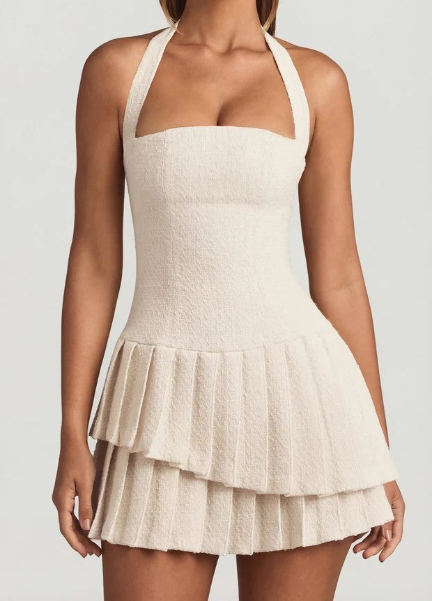 Vestido corto halter de cintura baja con falda plisada asimétrica en capas