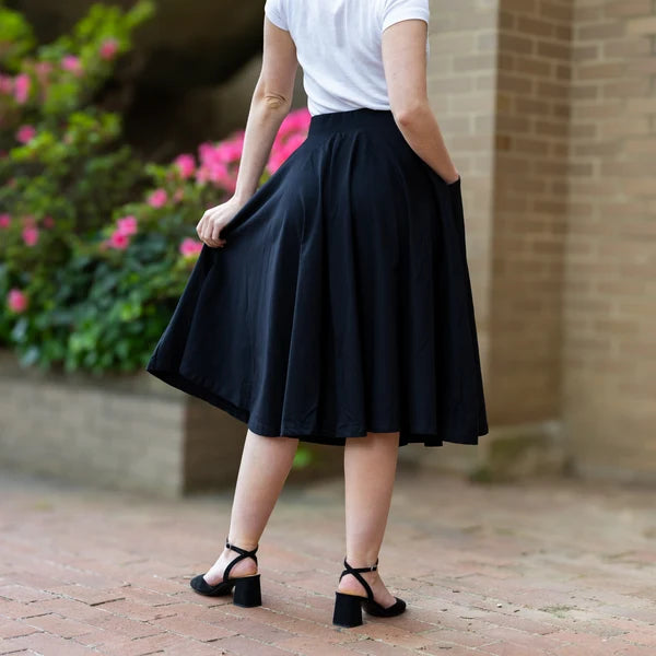 Falda midi amplia negra lisa con bolsillos funcionales